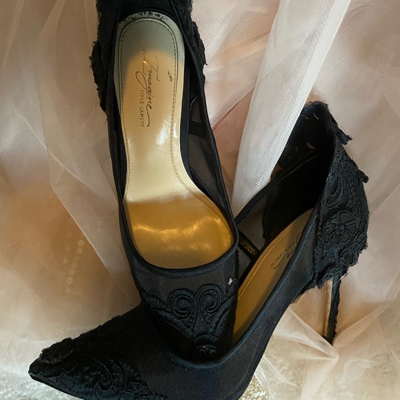 Victoria Pumps by Vince Camuto - Picture 2 of 3